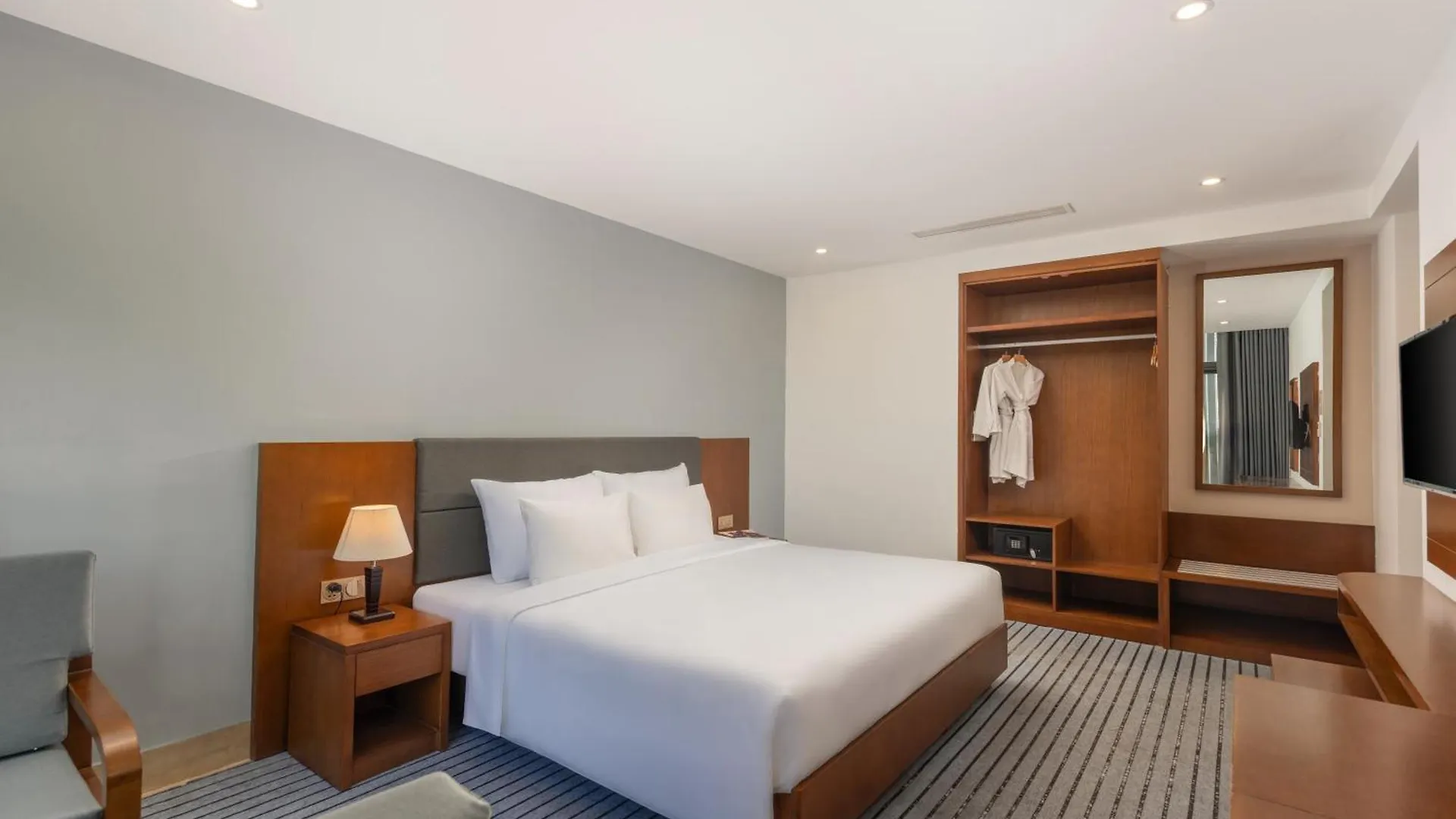 Sana Da Nang Beach Hotel 4*,
