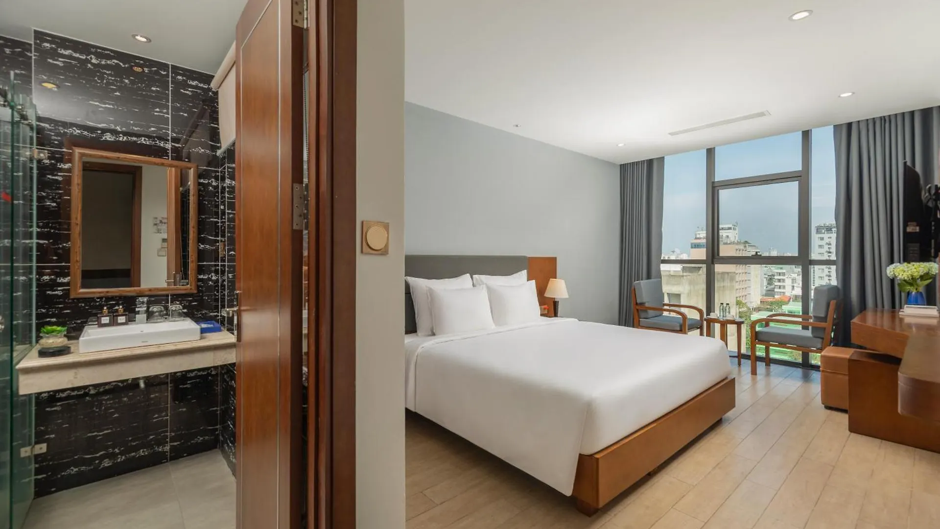 Sana Da Nang Beach Hotel 4*,